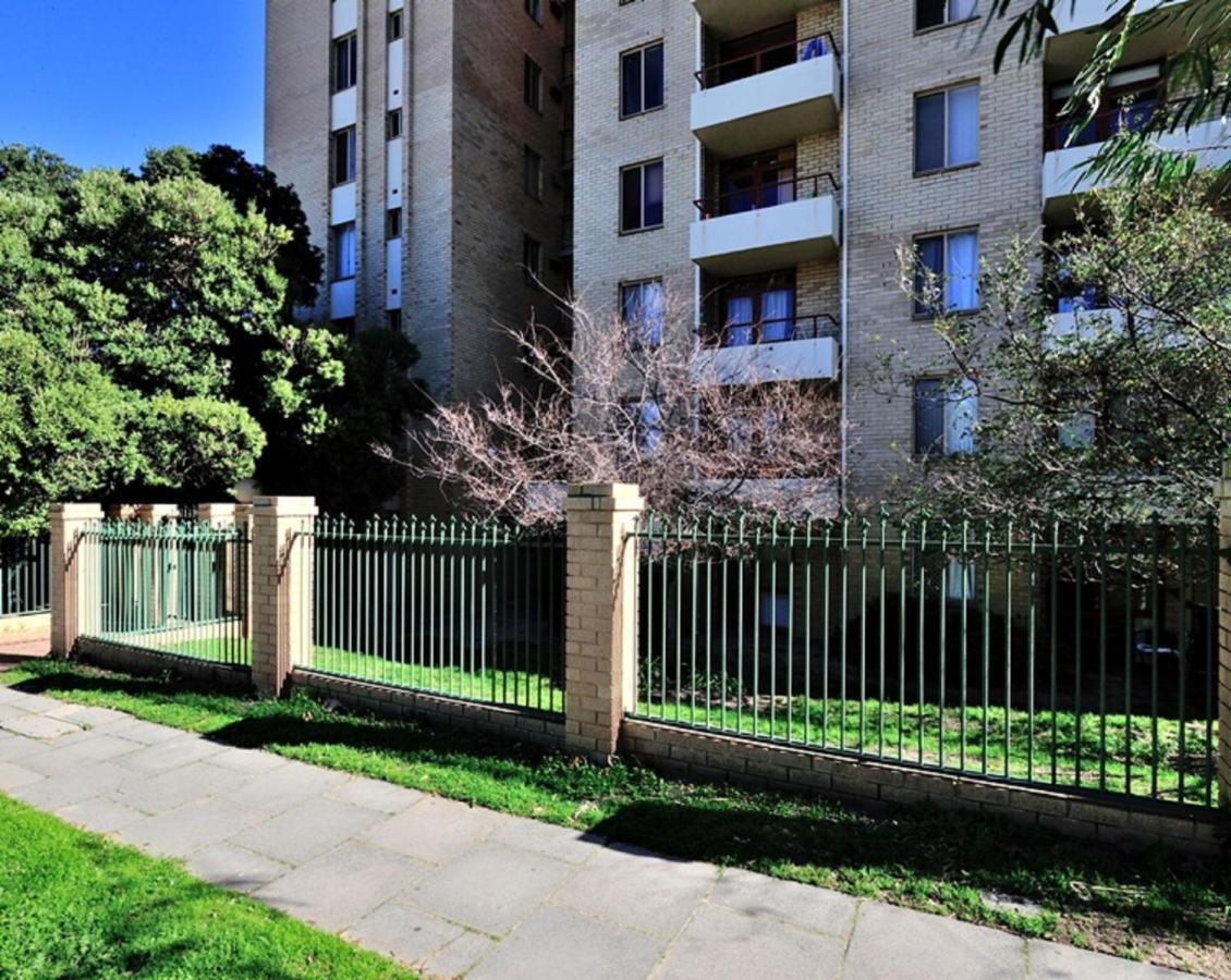 Sky High On Arundel - Central Fremantle Apartment Exterior foto